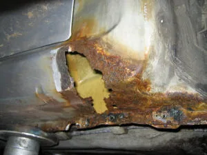 Durchgerosteter Schweller mit aufgebrochenem Blech
